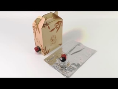 کیسه های نوشیدنی و کیسه های پلاستیکی در جعبه بسته بندی می شوند، کیسه های بسته بندی مایع در جعبه بسته بندی می شوند،